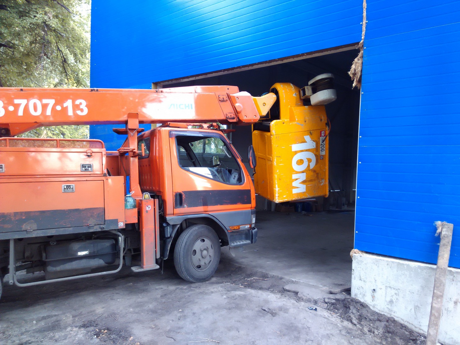 Автовышка в Воронеже 89081370713. Аренда, услуги автовышки. Поворотная люлька. Малогабаритная автовышка