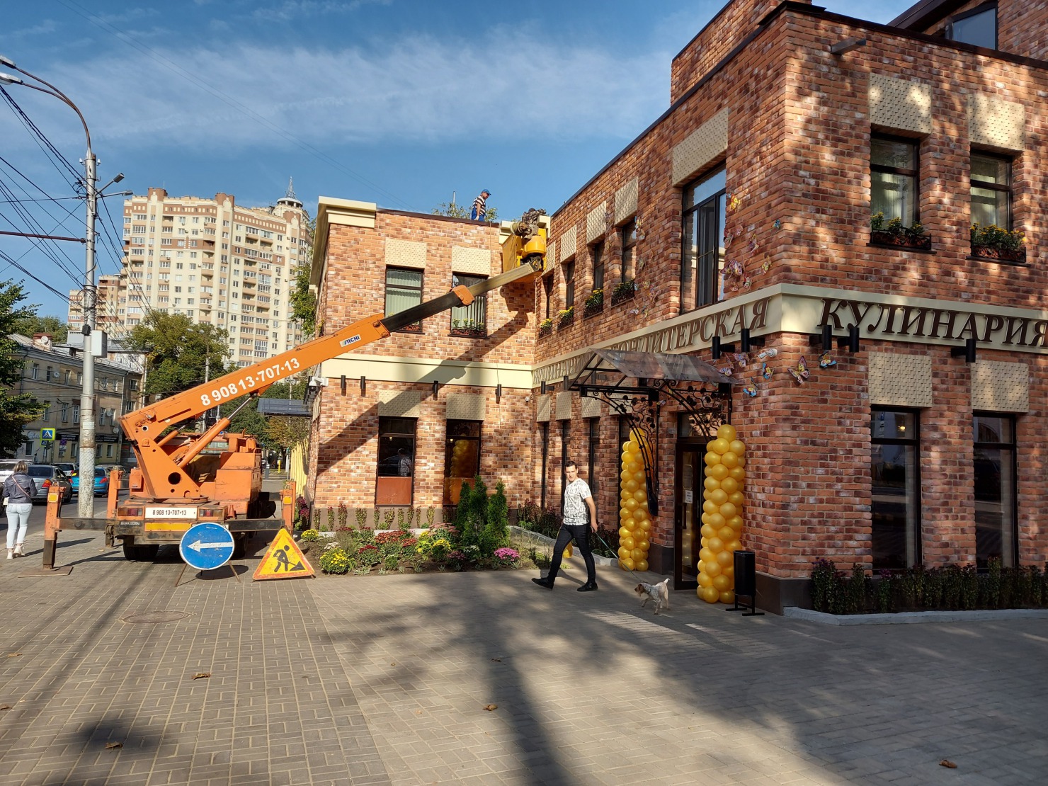 Аренда автовышки в Воронеже. Услуги по монтажу рекламы. Автовышка для фасадных работ Воронеж