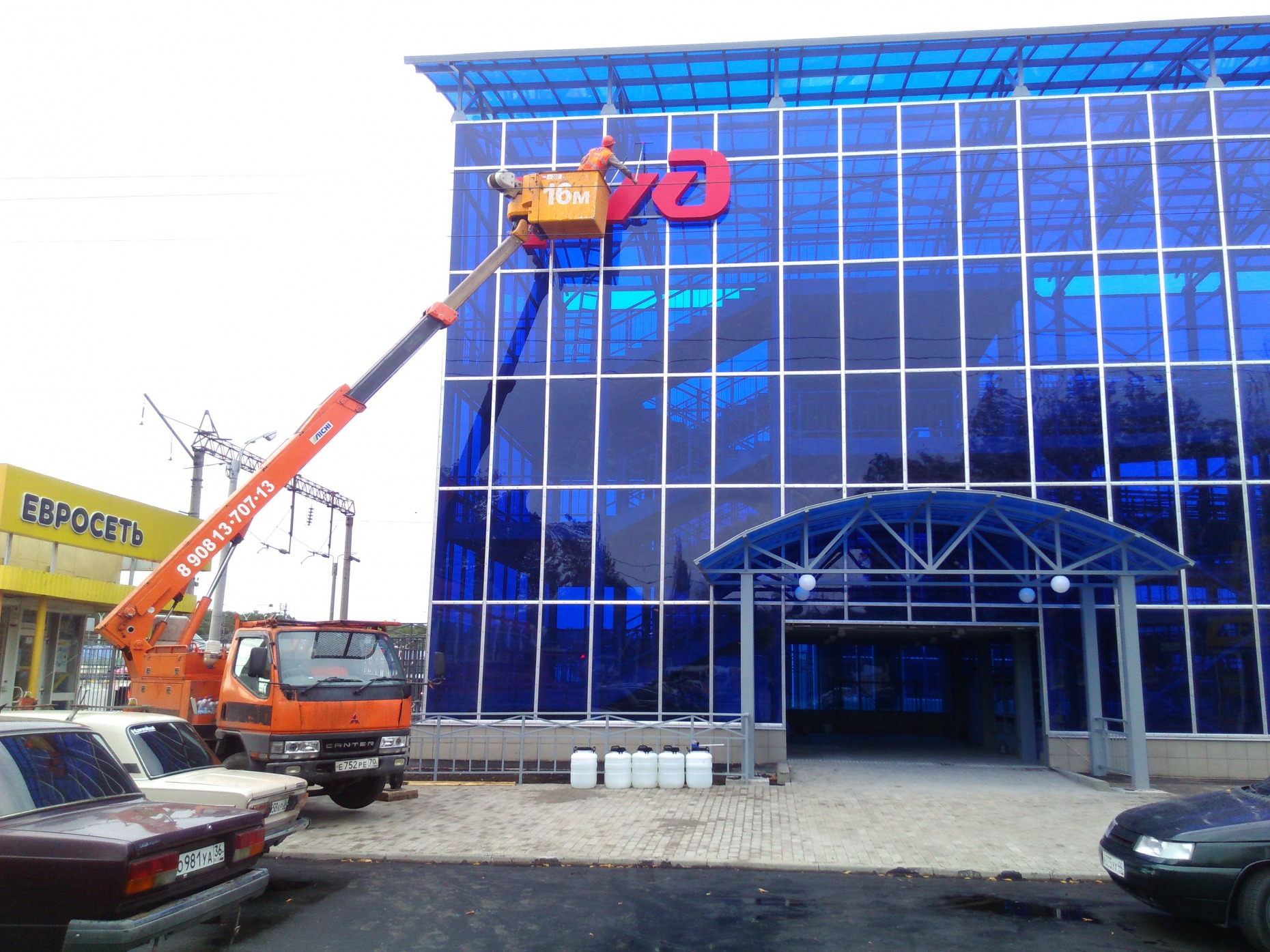 Услуги автовышки. Аренда автовышки для мойки фасада