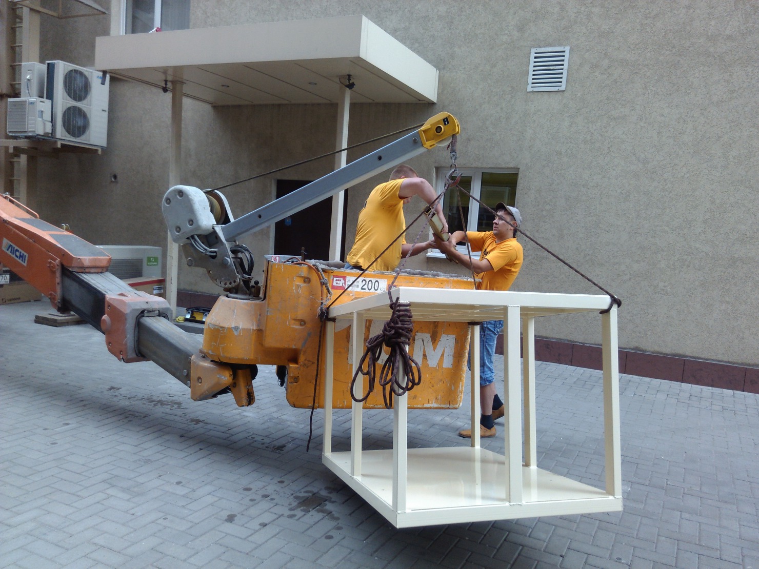 услуги малогабаритной автовышки с поворотной люлькой для монтажа кондиционера. Аренда автовышки Воронеж