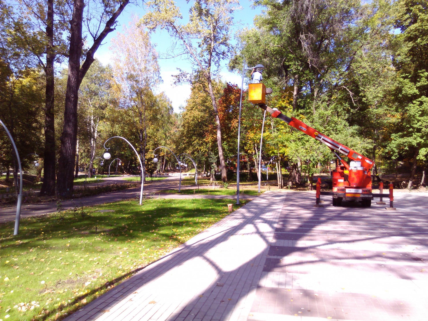 Малогабаритная автовышка в Воронеже. Аренда для Замена светильников в парке Динамо